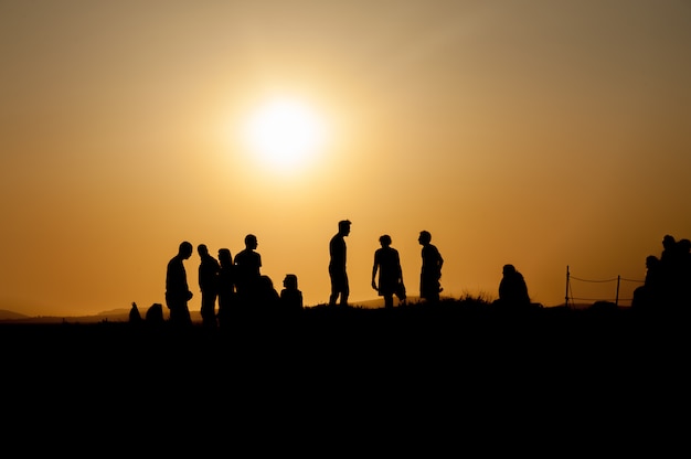 Silhouette di persona al tramonto