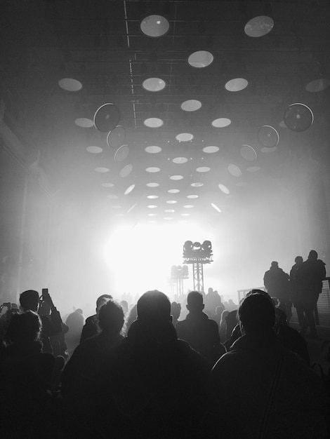 Silhouette di persone al concerto musicale