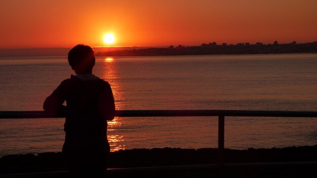 Silhouette di persone al tramonto