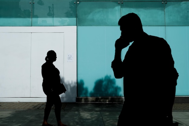 Silhouette di persone che camminano per strada