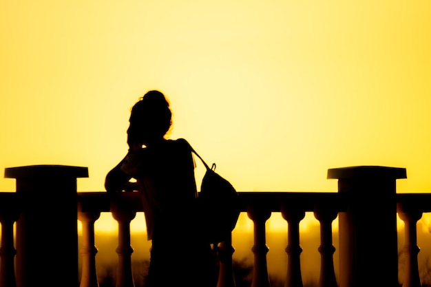 Silhouette di persone che guardano il paesaggio della città durante il tramonto in un'ora d'oro