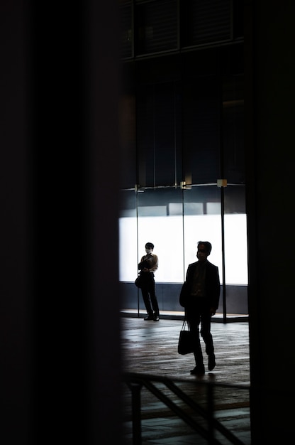 Silhouette di persone in città