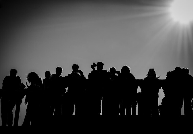 Foto silhouette di persone in piedi contro un cielo limpido