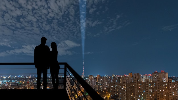 Silhouette di persone su uno sfondo panoramico