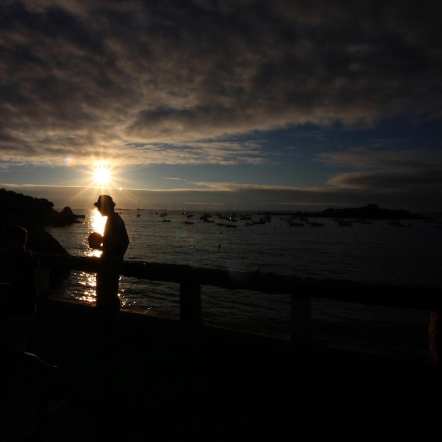 Silhouette di persone sulla spiaggia