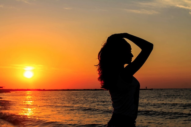 Silhouette di profilo donna piacevole sul mare