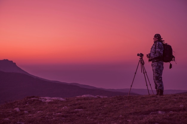 Silhouette di un fotografo maschio al mare