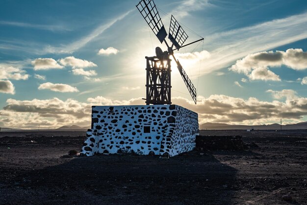 Silhouette di un mulino a vento a Fuerteventura, Isole Canarie, Spagna