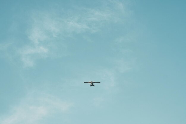 Silhouette di un piccolo aereo che vola nel cielo sereno Aeroplano isolato nei cieli