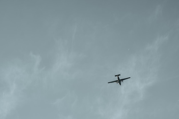 Silhouette di un piccolo aereo che vola nel cielo sereno Aeroplano isolato nei cieli