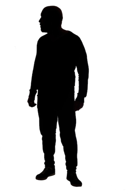 Silhouette di un uomo in piedi e alla ricerca di un modo su sfondo bianco