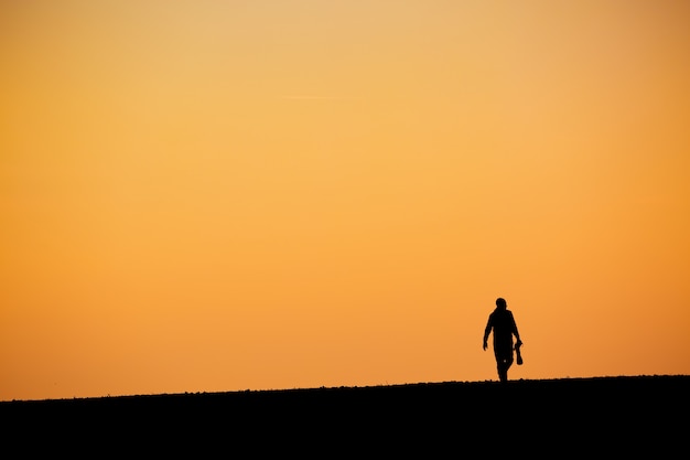 Silhouette di un uomo nel deserto