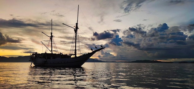 Silhouette di una barca a vela in un bellissimo tramonto