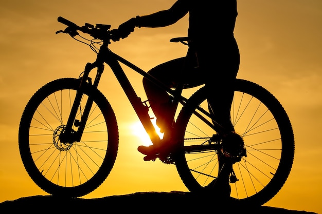 Silhouette di una bici sullo sfondo del cielo