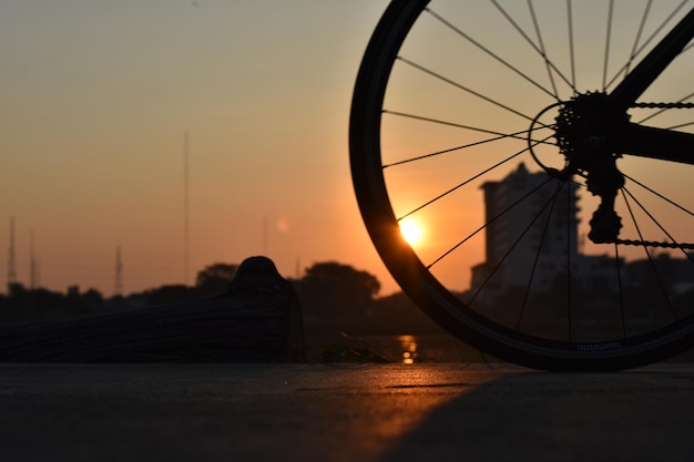 Silhouette di una bicicletta al tramonto