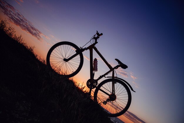 Silhouette di una bicicletta sul cielo al tramonto