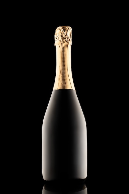 Silhouette di una bottiglia di champagne chiusa senza etichetta isolata su sfondo nero