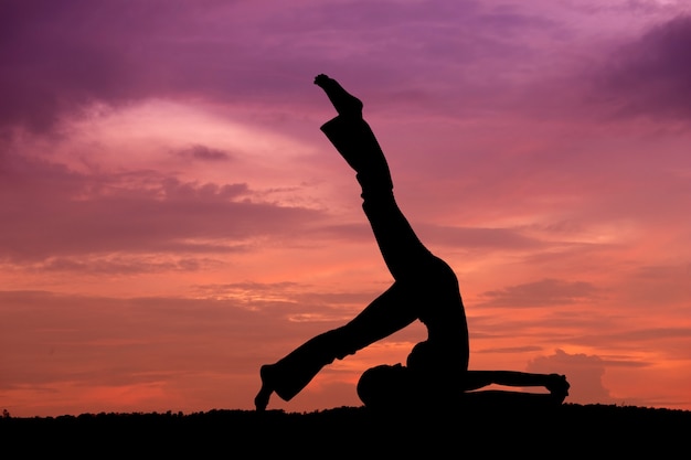 Silhouette di una donna bellissima yoga