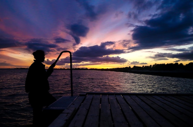 Silhouette di una donna in spiaggia