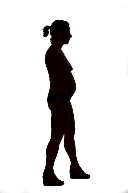 Silhouette di una donna incinta, che cammina