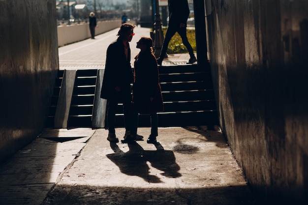 Silhouette di una giovane coppia amorosa in piedi faccia a faccia alla datazione di San Valentino