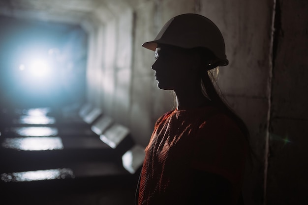 Silhouette di una scavatrice nel tunnel