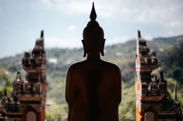 Silhouette di una statua di buddha sullo sfondo del cancello balinese