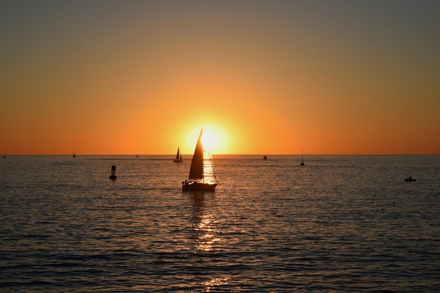 Silhouette di una trappola in mare al tramonto