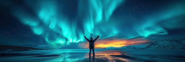 silhouette di uomo viaggiatore in piedi sulla riva del mare sullo sfondo di luminose luci polari colorate nel cielo stellato notturno con aurora boreale in inverno panorama paesaggio