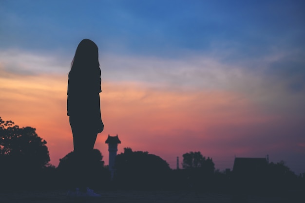 Silhouette donna con il cielo