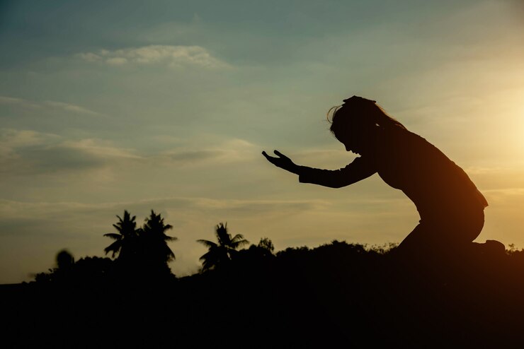 Silhouette donna pregare Dio