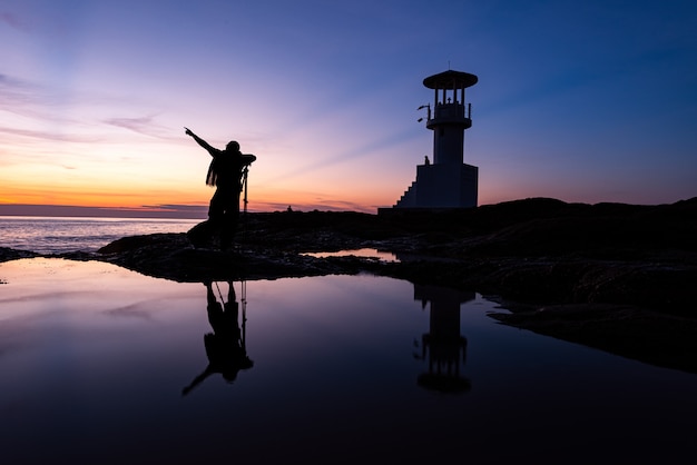 Silhouette fotografo con faro