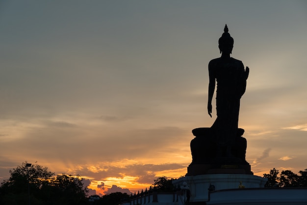 Silhouette grande buddha in serata.