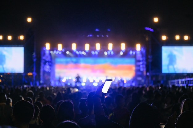 Silhouette il pubblico dei giovani sta guardando il concerto notturno