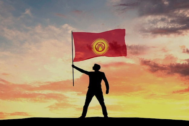 Silhouette maschile che sventola la bandiera del Kyrystan Rendering 3D