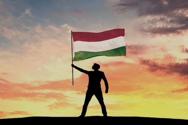 Silhouette maschile che sventola la bandiera dell'Ungheria Rendering 3D