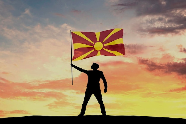 Silhouette maschile che sventola la bandiera della Macedonia 3D Rendering