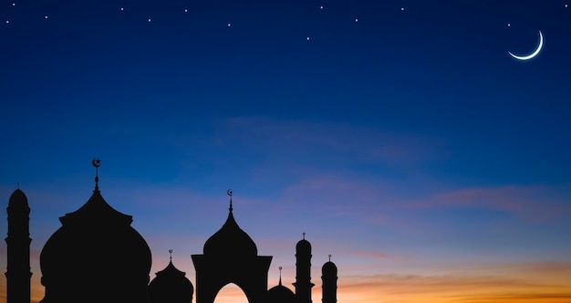 Silhouette Moschea cupole con falce di luna e stelle sullo sfondo del cielo crepuscolare