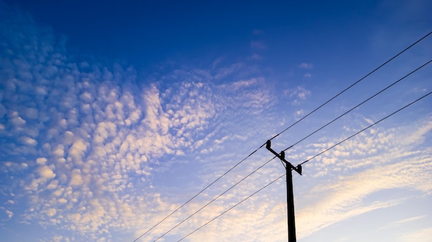 silhouette poli di alimentazione e bel cielo al mattino