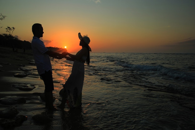 silhouette romantica di una coppia