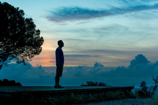 Silhouette uomo al tramonto