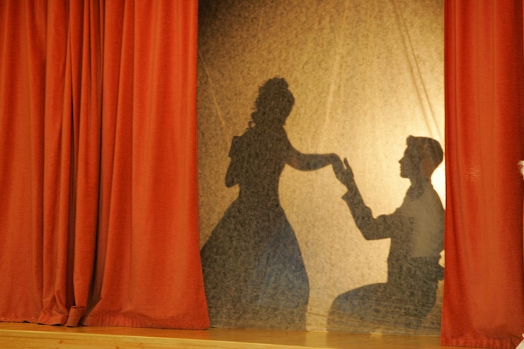 Foto silhouette uomo e donna in abiti medievali su tessuto su sfondo chiaro, concetto di amore