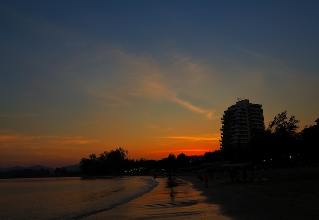 Silhouettes vista mare di costruzione al mare