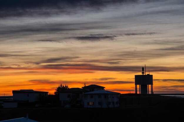 Silhuette tramonto della città di Hofn in Islanda