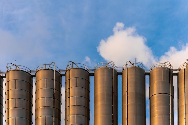 silo di stoccaggio di grandi dimensioni per prodotti industriali e agricoli per l'industria petrolifera ed energetica