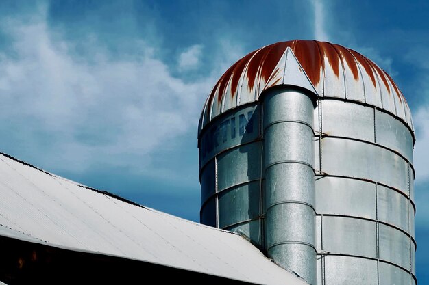 Silo e cielo blu e nuvole