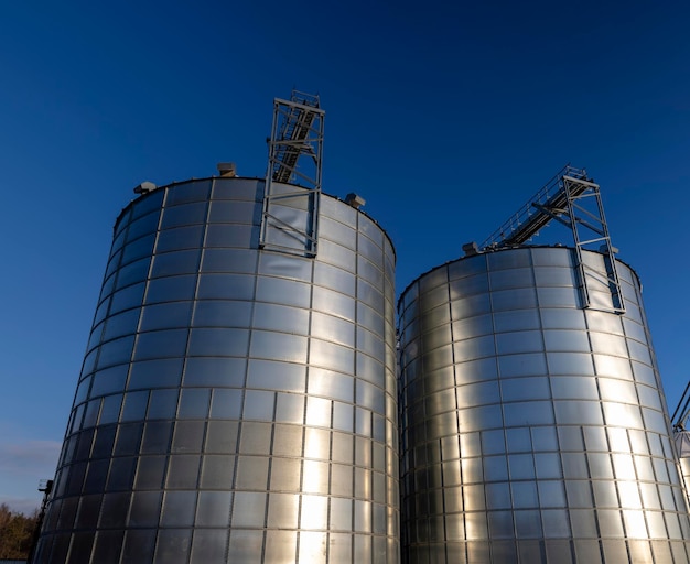 Silo moderno in metallo di ampia metratura