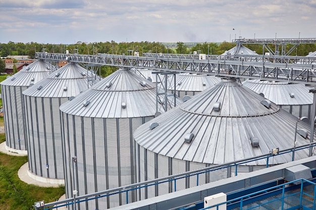 Silo per cereali con elevatore in metallo nella zona agricola Il magazzino di grano o il deposito è una parte importante della raccolta di grano Sorn e altre colture sono immagazzinati in esso Vista dall'alto