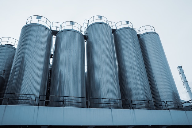 Silos industriali per la produzione di latte alimentare, in acciaio inossidabile