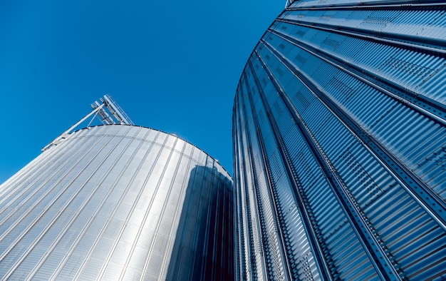 Silos moderni per la conservazione del raccolto di grano.